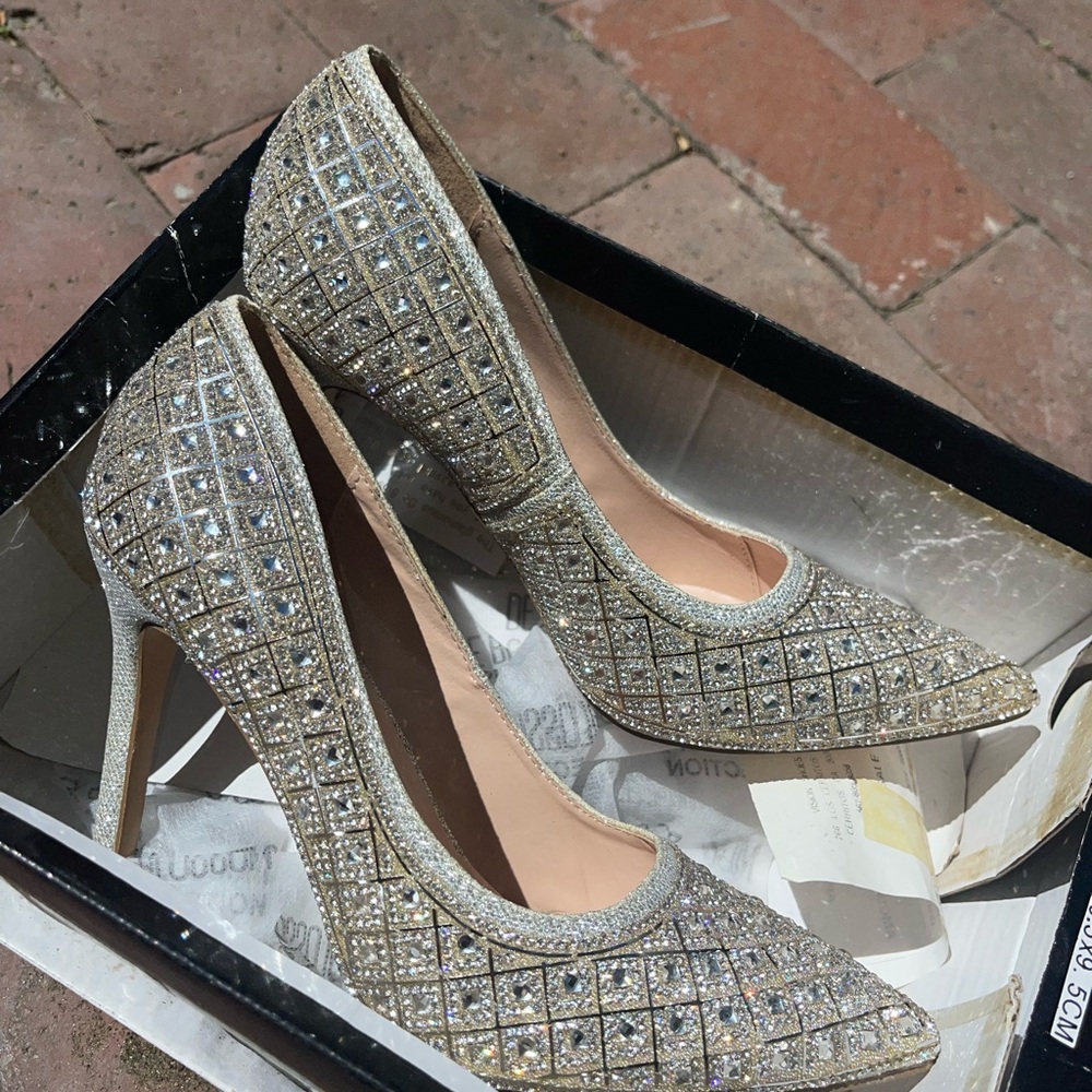 Silver Heels with Rhinestone Detailing sz7